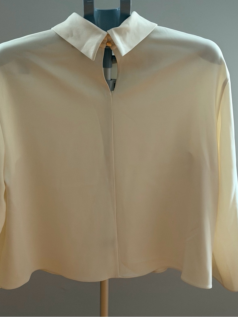 Never Worn Theory Ivory Mock Neck Top Size L - Picture 9 of 12